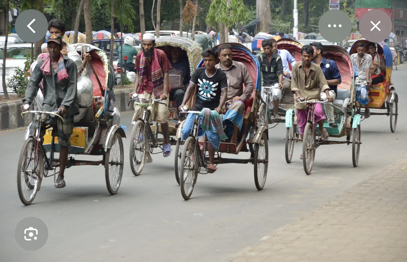 Reference image showing many rickshaws moving through city traffic